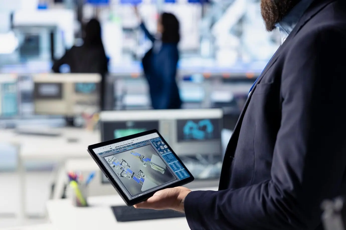 Техник фотовольтаического завода создает в САПР модели солнечных модулей с помощью планшета.