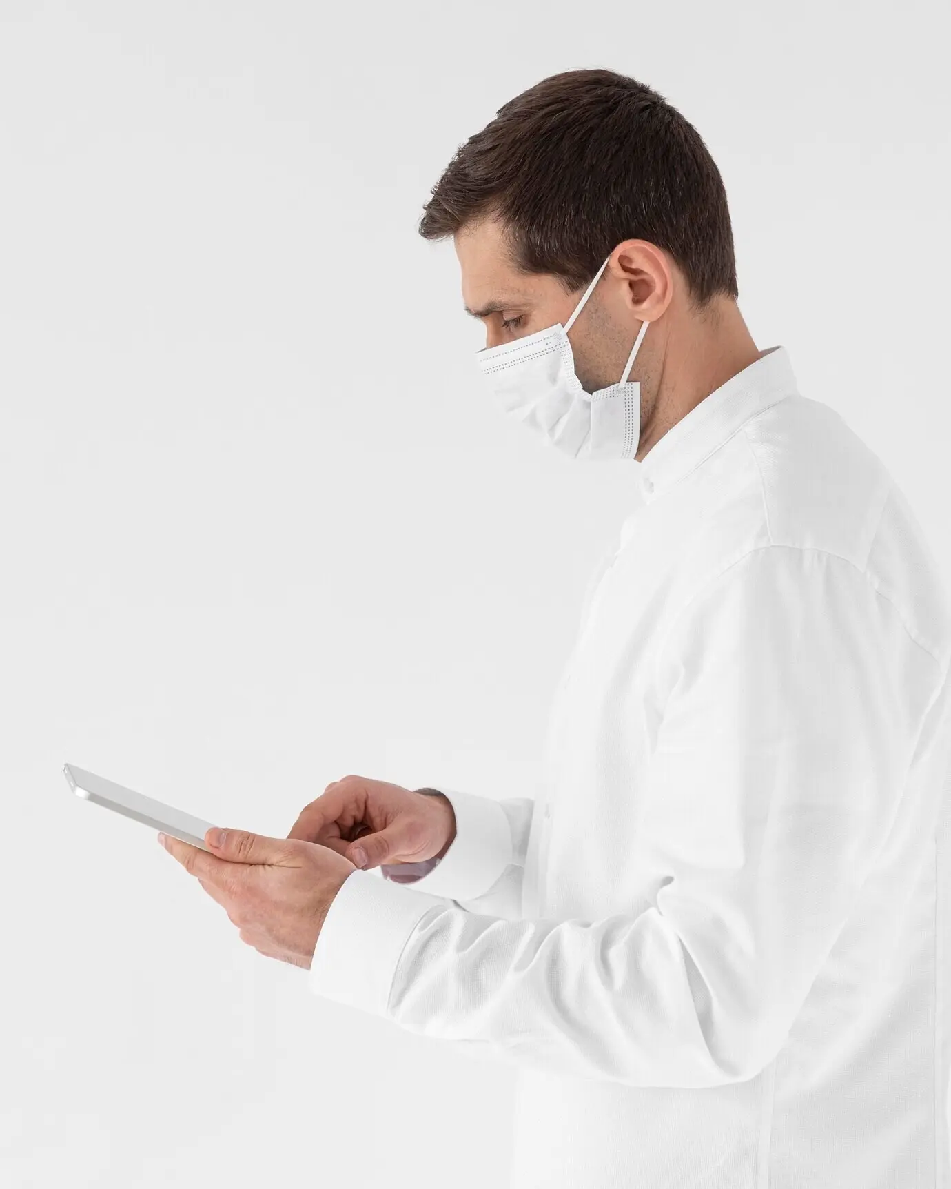 Средний план мужчины в маске