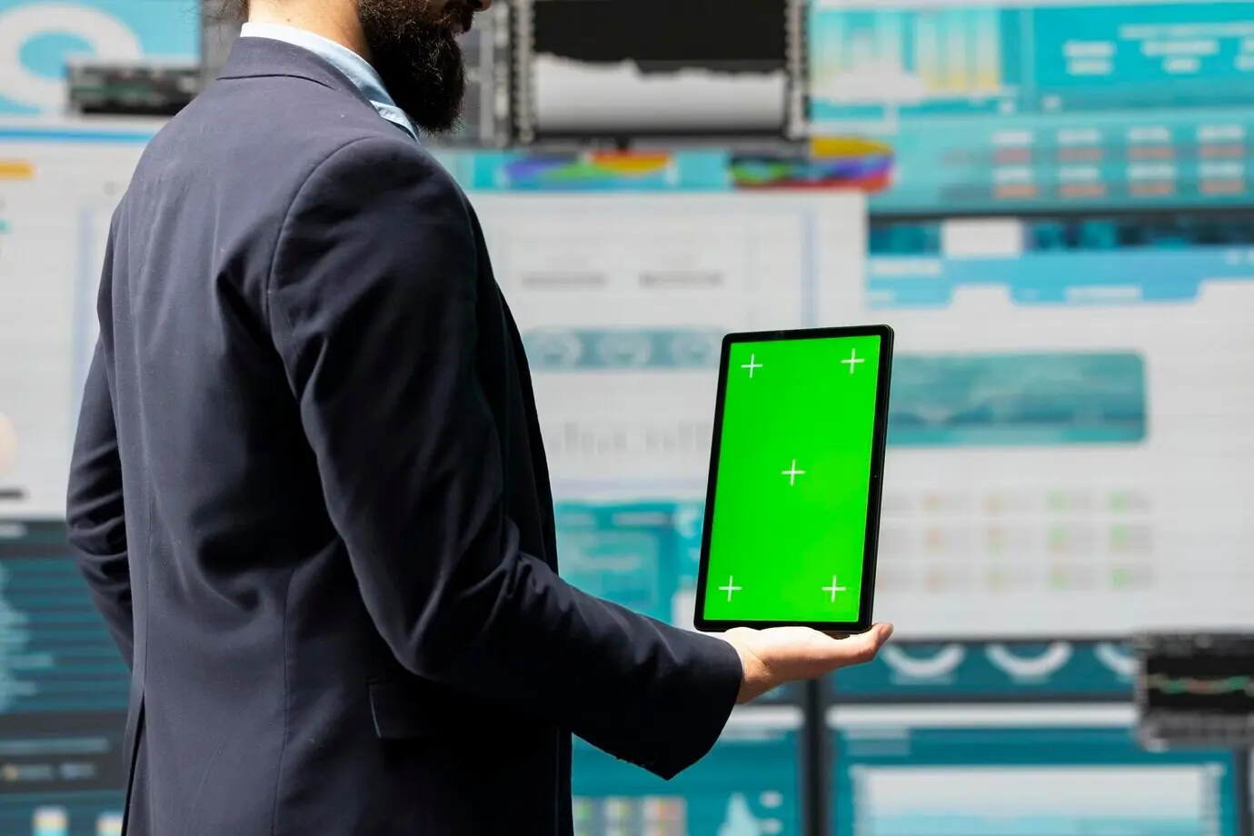 Мужчина-администратор использует планшет с зелёным экраном, чтобы изучить новую стратегию роста.
