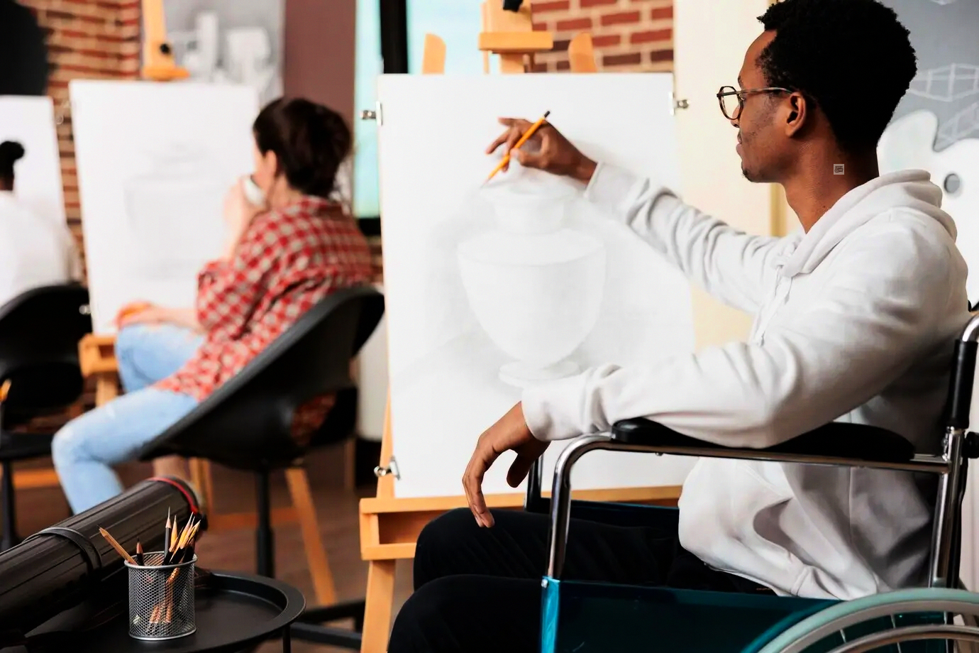 Pizarra enumerando hitos del flujo de trabajo de consultoría en estabilidad financiera y carga de deuda